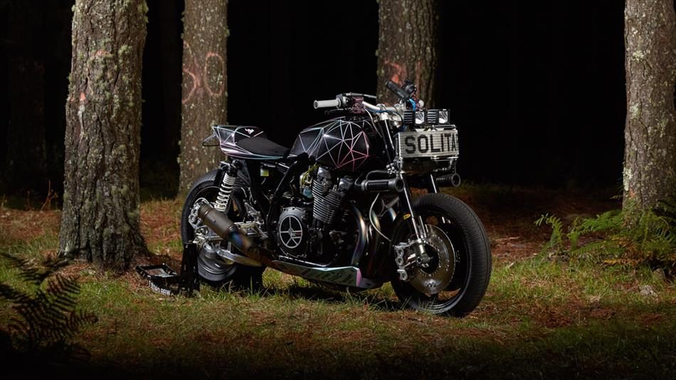2015_YAM_XJR1300BBW_EU_CUSTOM_STAT_004_03_gal_worlds_full_tcm216-630837